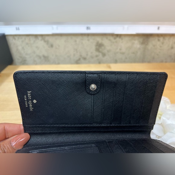 Kate Spade Staci Large Slim Bifold Wallet.
Tropic Leaves - Picture 4 of 9